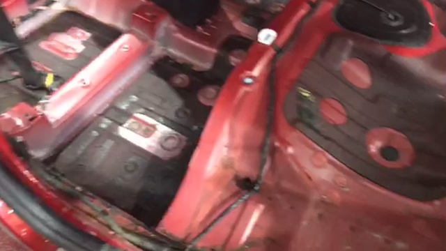 Посмотрим-ка, что же у нас представляет из себя штатная шумоизоляция в Киа Рио Да тут ее немного смотреть онлайн