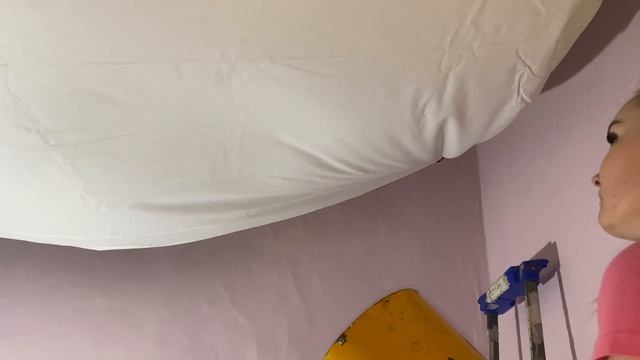 Натяжной потолок женскими руками.