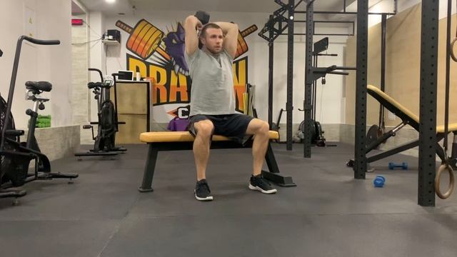 Французский Жим С Гантелей Сидя смотреть онлайн