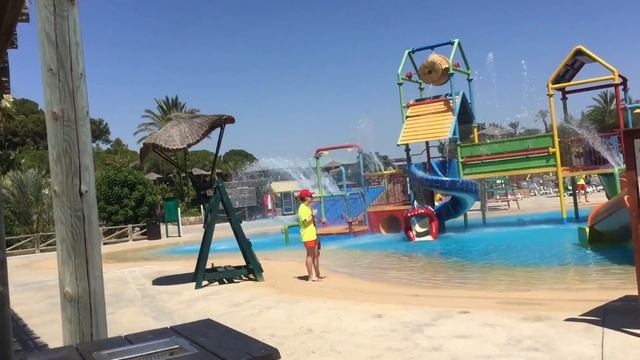 Артёмка уже умчался на горку!.. Испания, Кульера, аквапарк «Aquopolis Cullera». 14.06.2017, 12:57 смотреть онлайн