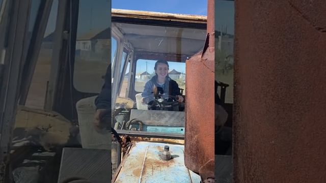 Девушка на тракторе