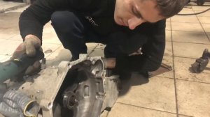 Снятие КПП Mitsubishi GRANDIS часть 2