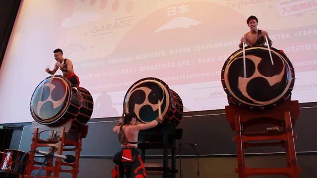 Шоу японских барабанщиков "ASKA - GUMI" смотреть онлайн