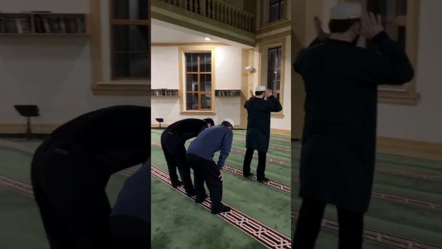 БЕЗДОМНЫЙ НАЧАЛ ДЕЛАТЬ НАМАЗ. смотреть онлайн