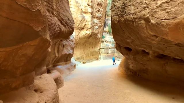 Walking The Siq - Petra, Jordan смотреть онлайн