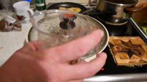 Закуска из куриных лапок. Куриные лапки, жаренные в соевом соусе с чесноком и специями.