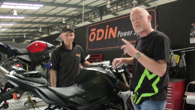 Suzuki GSR 750 Test смотреть онлайн