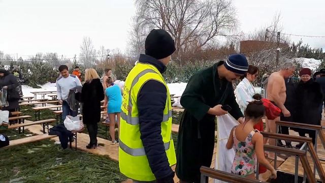 Крещение Господние. Оренбург, озеро Коровье. (видео Виктора Поживина) смотреть онлайн