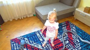 СОФИЙКА ДОМОХОЗЯЙКА. УБРАЛА ДОМ КАК МАМА. СОФУНЬЯ ШАЛУНЬЯ