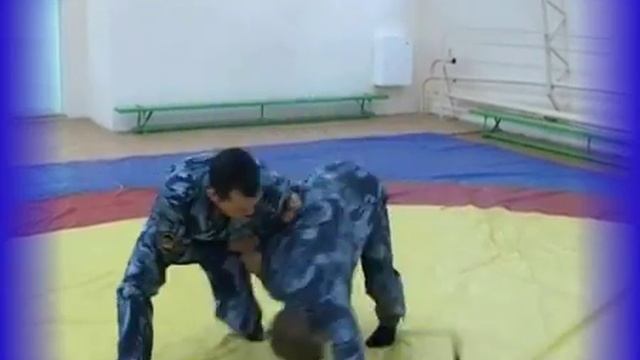 Защита от удара рукой ножом сбоку с переходом на задержание смотреть онлайн