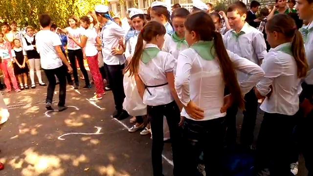 На море дети собирают и выкидывают мусор! смотреть онлайн