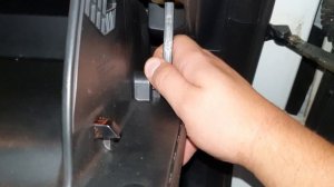 Замена салонного фильтра KIA SPORTAGE IV, снятие бардачка