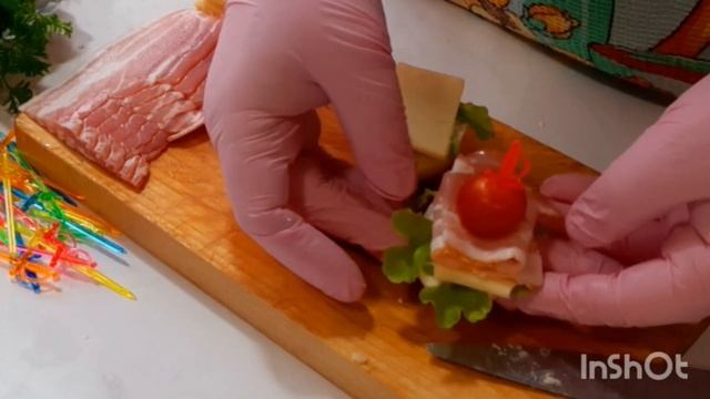 Праздничная закуска с беконом #закусканапраздник#закускасбеконом#красивоивкуснонапраздник смотреть онлайн