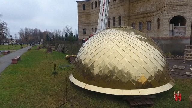 Вознеслись с молитвой. На храме Иоанна Кронштадтского устанавили малые купола.