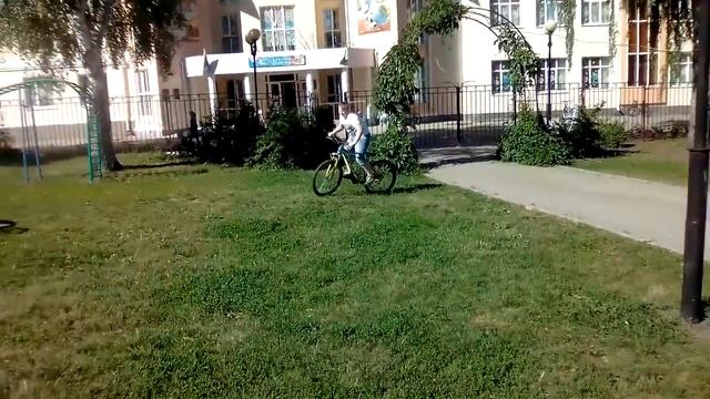 Учусь прыгать на велике смотреть онлайн