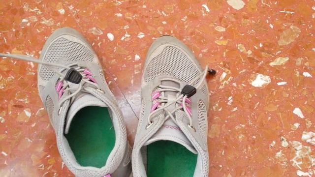 Кроссовки Ecco воняют кошачьей мочой.