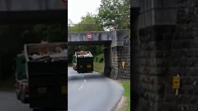 #лайфхак Преодоление низкого моста высокой фурой Чудеса техники Грузовик проехал под мостом смотреть онлайн