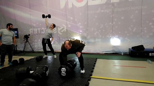 СТРОНГОВСКАЯ ГАНТЕЛЬ ВЕСОМ 60 КГ И С ДИАМЕТРОМ РУКОЯТИ В 60 MM.ONE-HAND 60 KG DUMBBELL CLEAN ATTEMP смотреть онлайн