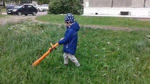 Мальчик косит