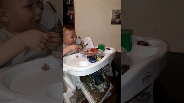 Ребенок кушает гречку (Лёнечка) смотреть онлайн