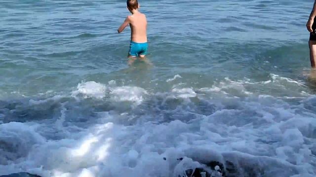 Отдыхаем на Море. Алушта. Учимся плавать ))) смотреть онлайн