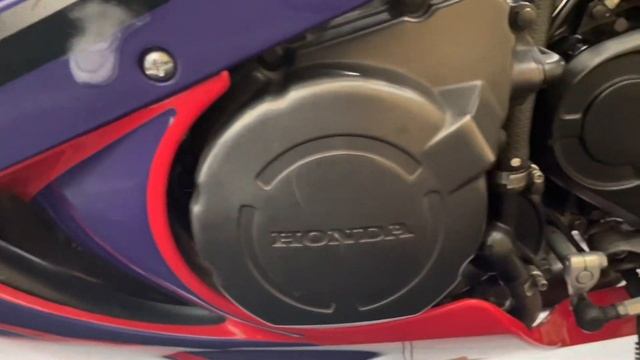 Honda CBR900RR Fireblade, Beautiful Modern Classic Superbike смотреть онлайн