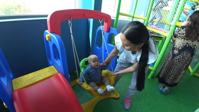 Дети играют в Парке Развлечений /Игра с Шариками и прыжки на Батуте смотреть онлайн