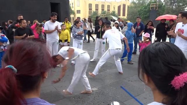 Capoeira dancers under the Monumento a la Revolución in Mexico City смотреть онлайн