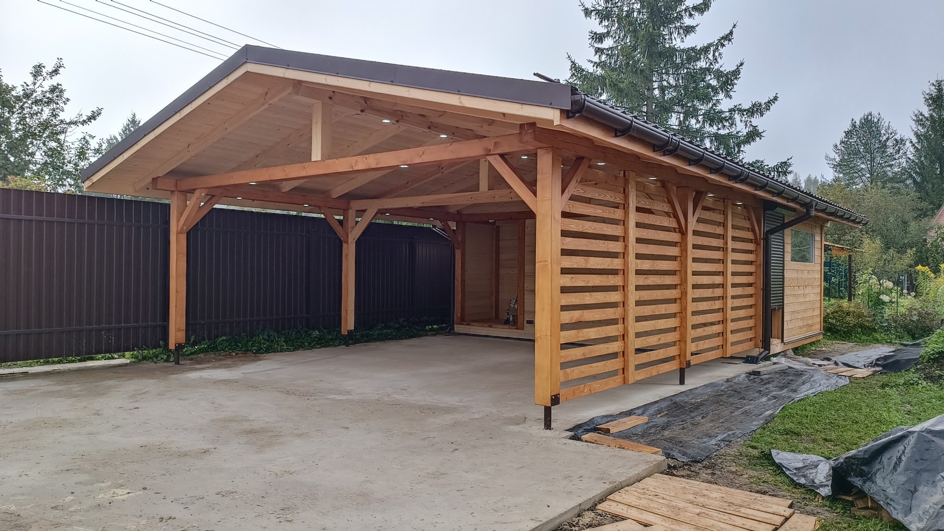 СТРОЙКА НАВЕСА ДЛЯ АВТО С ХОЗБЛОКОМ И ДРОВНИКОМ смотреть онлайн