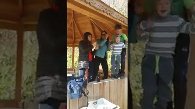 Танцы на природе под музыку из,, Криминальное чтиво"" " смотреть онлайн