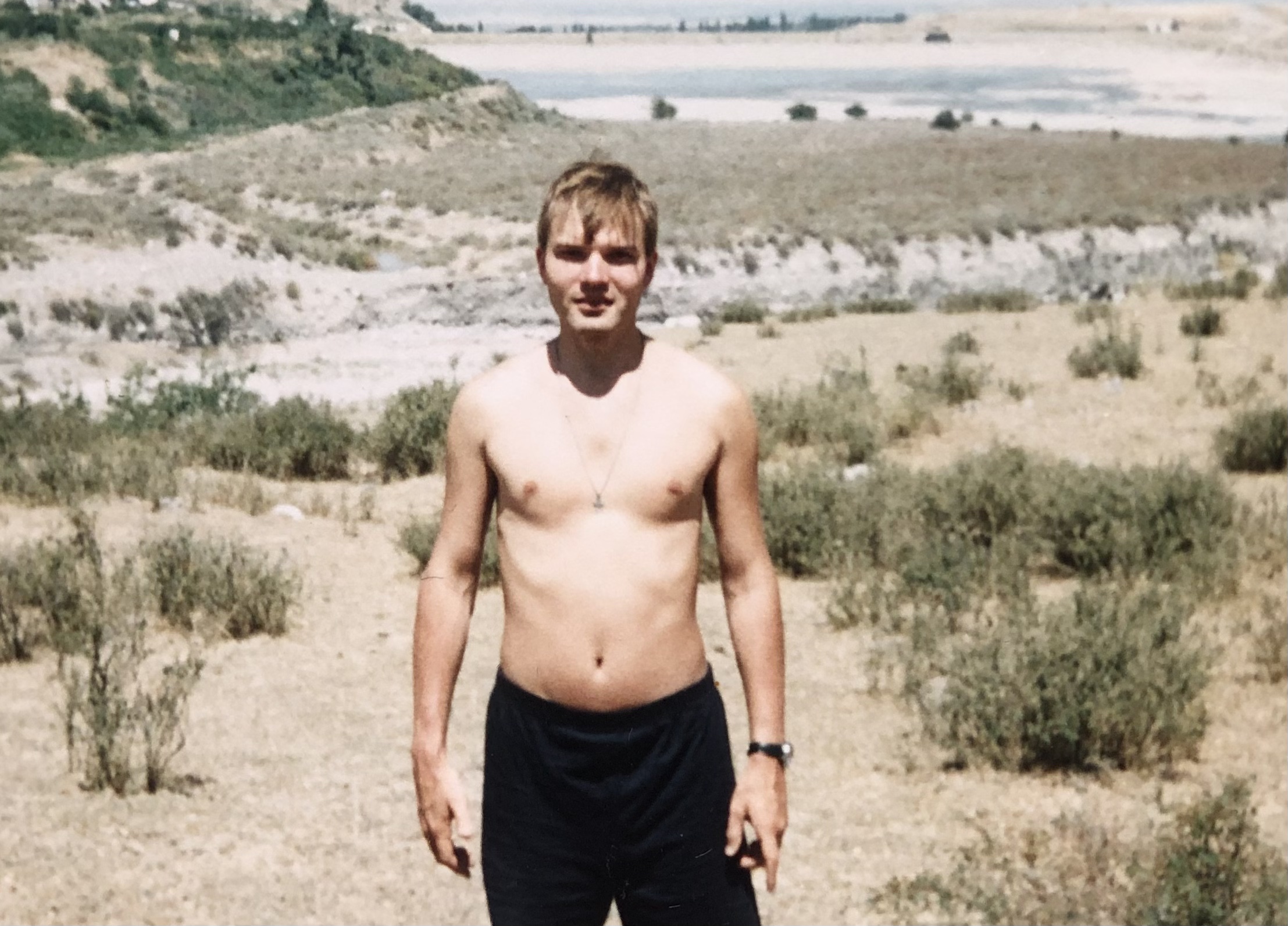 Не смущена она была бешметом