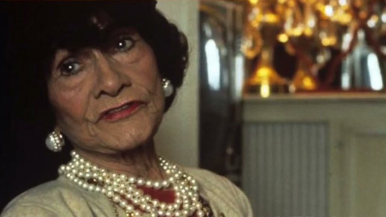 "Никто не молод после сорока лет, но мы можем быть неотразимыми в любом возрасте". Коко Шанель смотреть онлайн