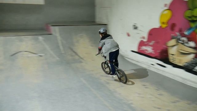 ?Тренировка по BMX. Трюковой велосипед. Обучение в скейт парке BunnyHop. смотреть онлайн