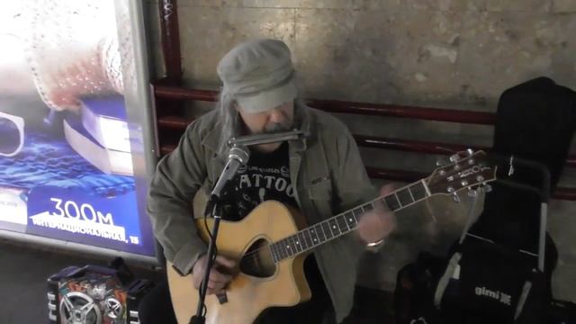 МИНСК -уличный музыкант исполняет cover Gary Moore смотреть онлайн