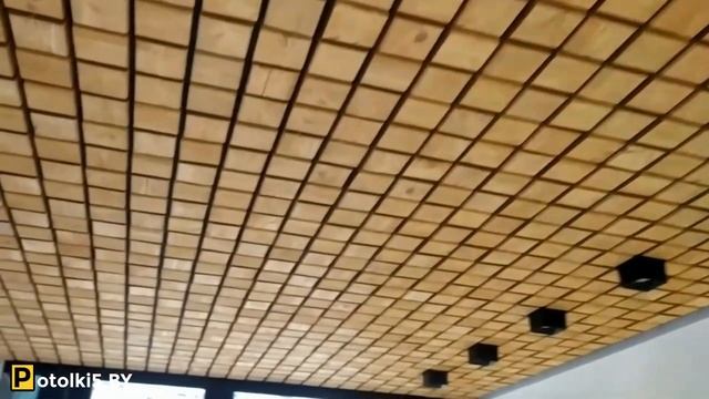 Натяжной потолок белый сатин + черный глянец + деревянные панели смотреть онлайн