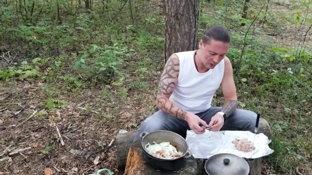 ГОТОВИМ ГРИБЫ НА КОСТРЕ В ЛЕСУ / ГРИБЫ В СМЕТАНЕ смотреть онлайн