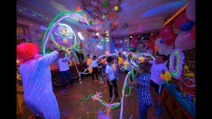 Фееричное Неоновое Ленточное Шоу в кафе Bim Bom - эта яркая программа для активных детей!