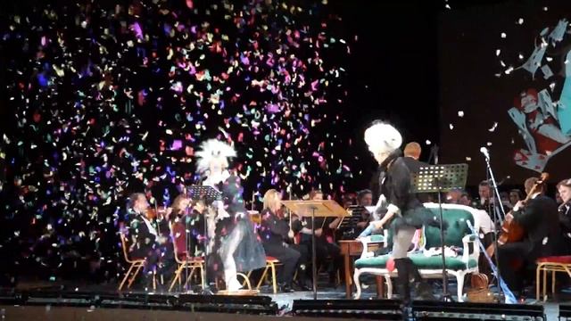 Ксения Расспопорт и Данила Козловский стреляют хлопушками