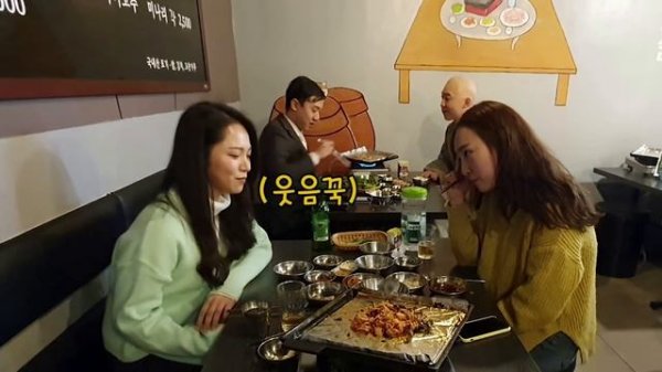 [몰카] Eng CN Sub) 목사님 스님이 부랄친구라면? 약빤 몰카 ㅋㅋㅋ 옆 테이블 미녀들은 무슨 죄?ㅋㅋㅋㅋ