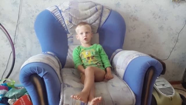 4 летний мальчик рассказывает стих Мама спит) смотреть онлайн
