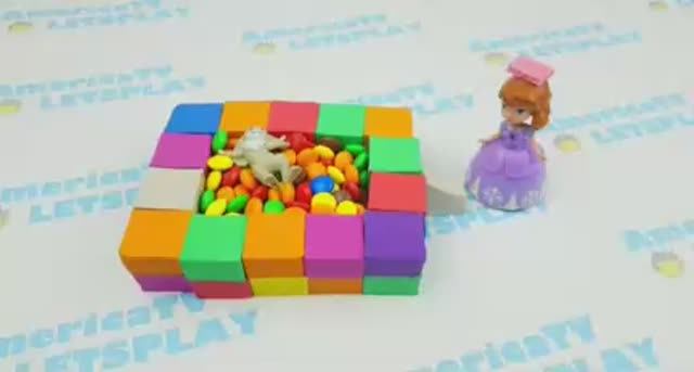 МНОГО M & M в БАССЕЙНЕ с кинетическим песком Rainbow и Учим цвета для детей, много конфет смотреть онлайн