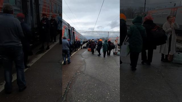 Выход с поезда. Быстро обозреваем и едем дальше. 🚉