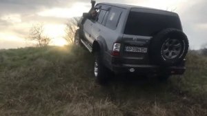 Off-road НИСАН ПАТРОЛ застрял в речке