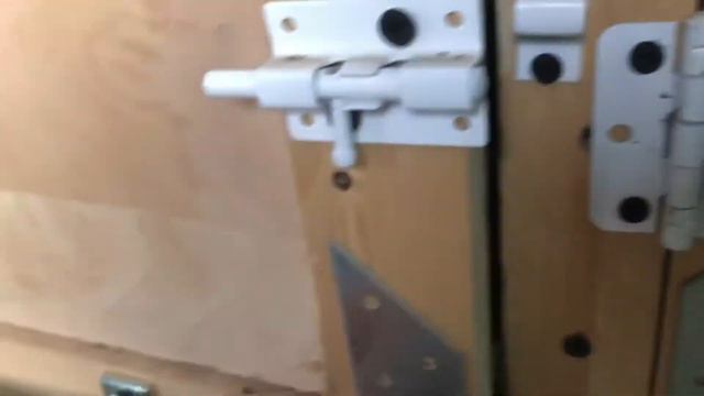 Кролики все уже едят листья , но немного пьют молочко🍼 смотреть онлайн