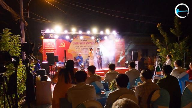 Khán giả yêu quí chuông vàng VC Như Ý không cho xuống sân khấu | Tân Cổ Việt смотреть онлайн