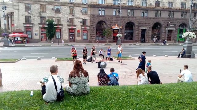 Street musicians on Khreshchatyk street in Kyiv. Ukraine. Уличные музыканты на Крещатике, в Киеве. смотреть онлайн