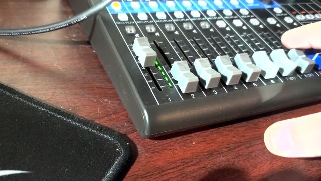 MIXER SHOWDOWN - ZOOM LIVETRAK L8 vs RODECASTER PRO смотреть онлайн