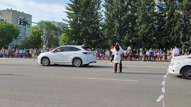 Молодожены на параде в День города в Благовещенске смотреть онлайн