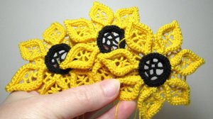 Связала уже 3 штуки для рюкзака. Так выглядят уже готовые вязаные крючком подсолнухи