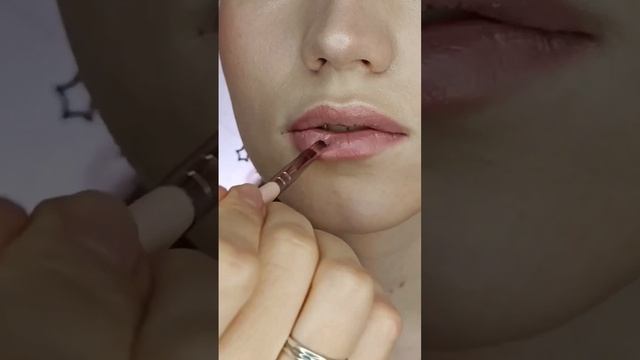 ЭФФЕКТ ЗАЦЕЛОВАННЫХ ГУБ урок по макияжу #макияжлица #тренд2023 #реки смотреть онлайн